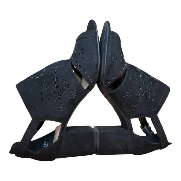 CL BY LAUNDRY WOMEN'S JOANNE SUEDE BLACK HEELED FLORAL CUTOUT SANDALS SIZE 8.5 - Picture 5 of 13